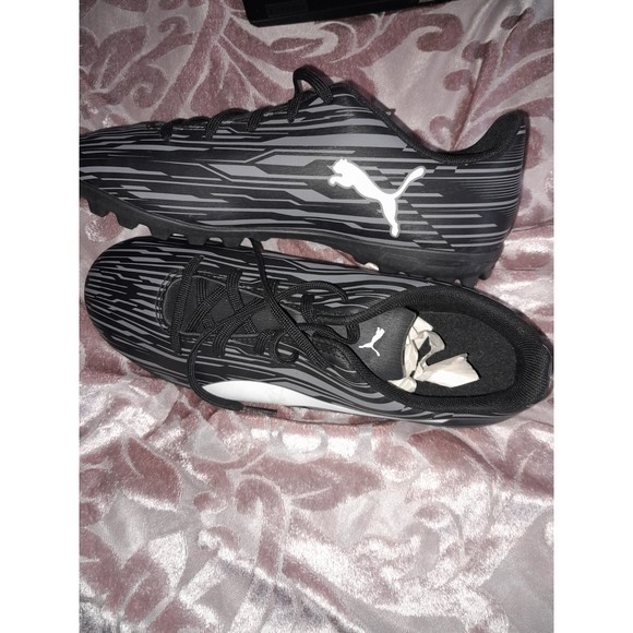 Girls'/Boys size 5 Puma Cleats NEW - Picture 2 of 4